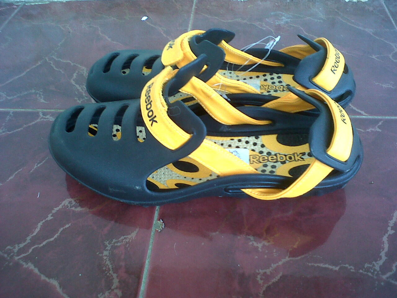 SEPATU SANDAL REEBOK ORIGINAL. SIZE 40 & 41 (CIBINONG)