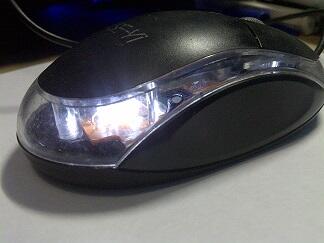 Kenapa kebanyakan lampu LED di mouse berwarna merah?