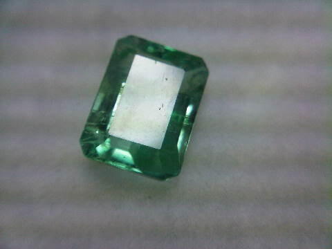 Jamrud Kolombia 1,68 crt Meja Lebar