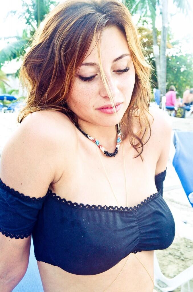 Cantik dan Seksinya Alyson Michalka &quot;Sisters&quot;