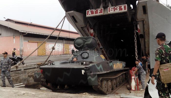 Batalyon Kavaleri Lampung Menerima Empat Tank dari KRI Teluk Gilimanuk 531 