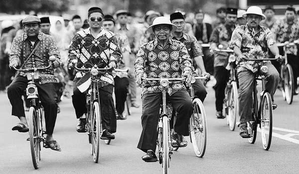 10 Alasan Mengapa Orang Indonesia Harus Pakai Batik