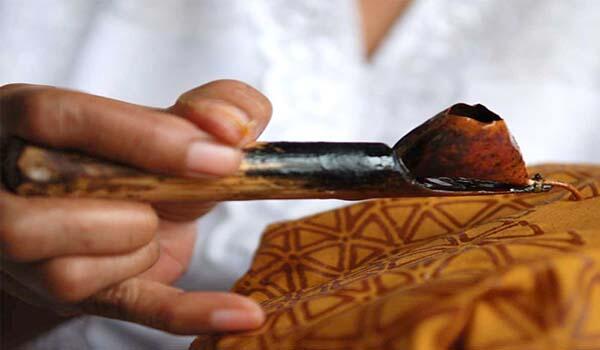 10 Alasan Mengapa Orang Indonesia Harus Pakai Batik