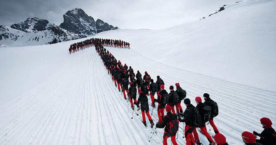 Ratusan Pendaki Gunung Menyerbu Gunung Es dan Menciptakan Foto-Foto Spektakuler