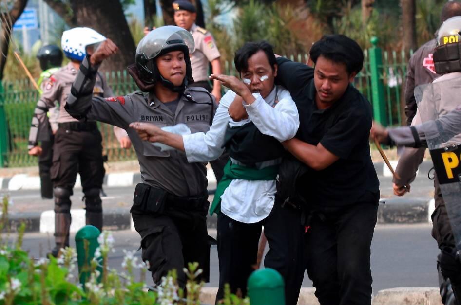 &#91;FPI ANARKIS&#93; FOTO: Bentrok Berdarah Unjuk Rasa FPI Menolak Ahok