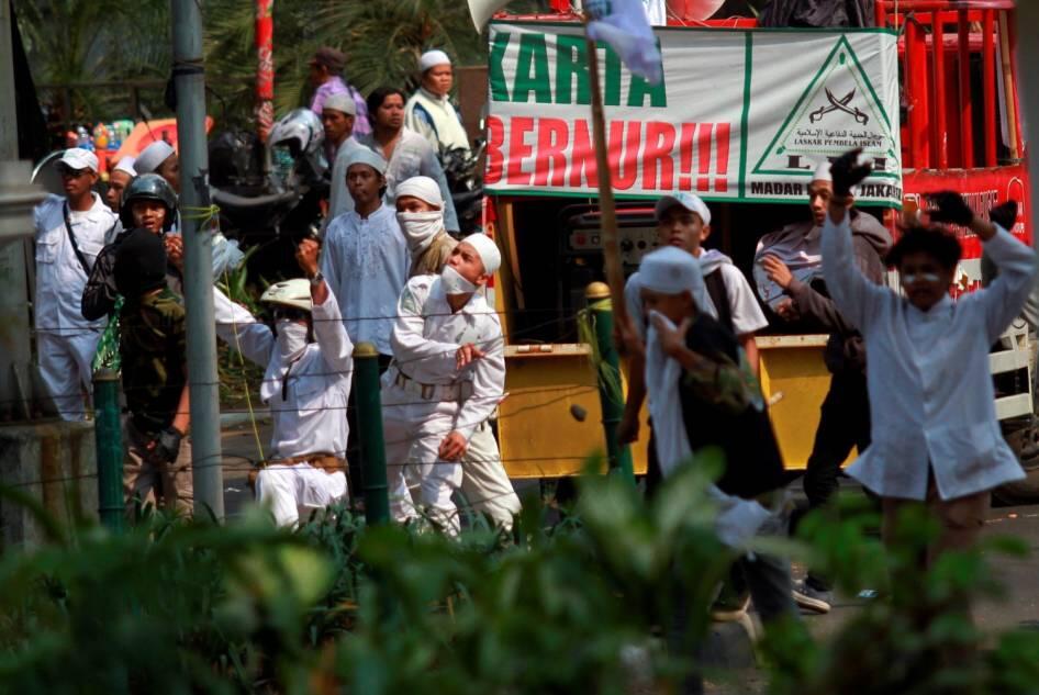 &#91;FPI ANARKIS&#93; FOTO: Bentrok Berdarah Unjuk Rasa FPI Menolak Ahok