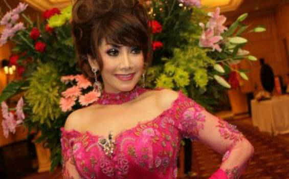 SoLikin Payudara Meleleh, Malinda Dee dirawat & dikawal Ketat !!!!