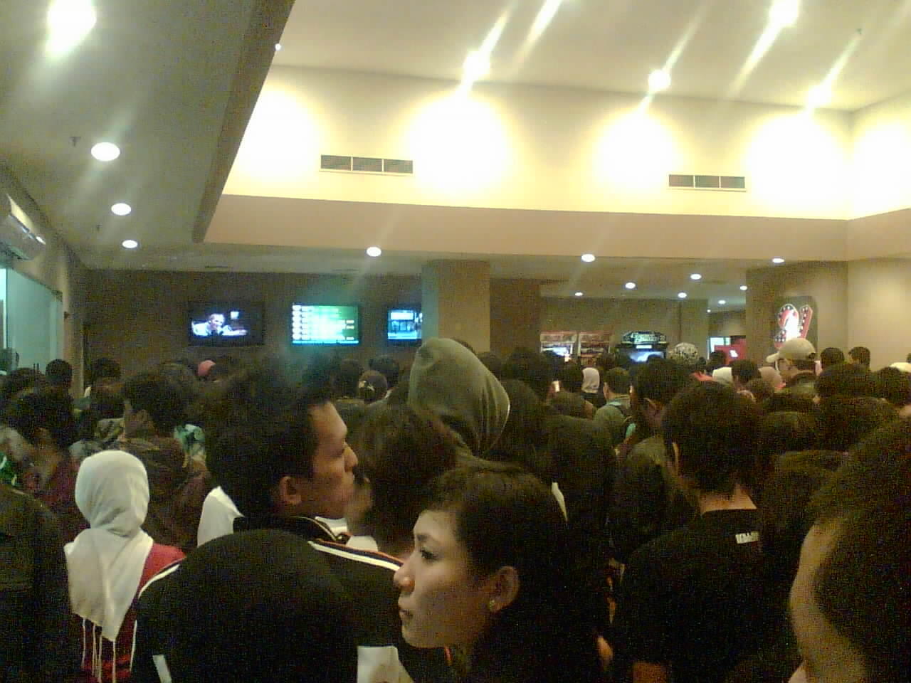 TIPS SAAT NONTON SENDIRIAN DI BIOSKOP (JOMBLO)