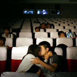 TIPS SAAT NONTON SENDIRIAN DI BIOSKOP (JOMBLO)