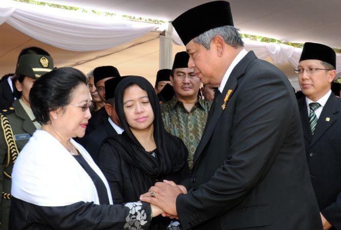 Koleksi foto langka ; mantan ketemu mantan ( sby, mega, jokowi, bowo, ical, paloh )