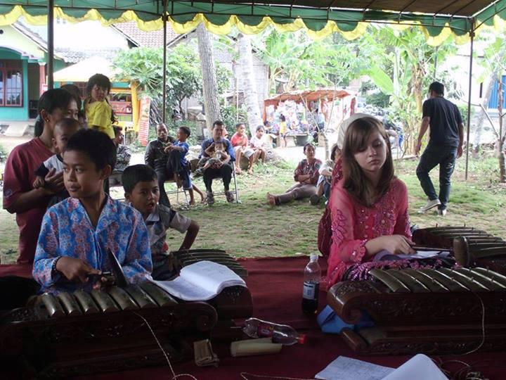 Bunga ananda sinden remaja blesteran jawa amrik