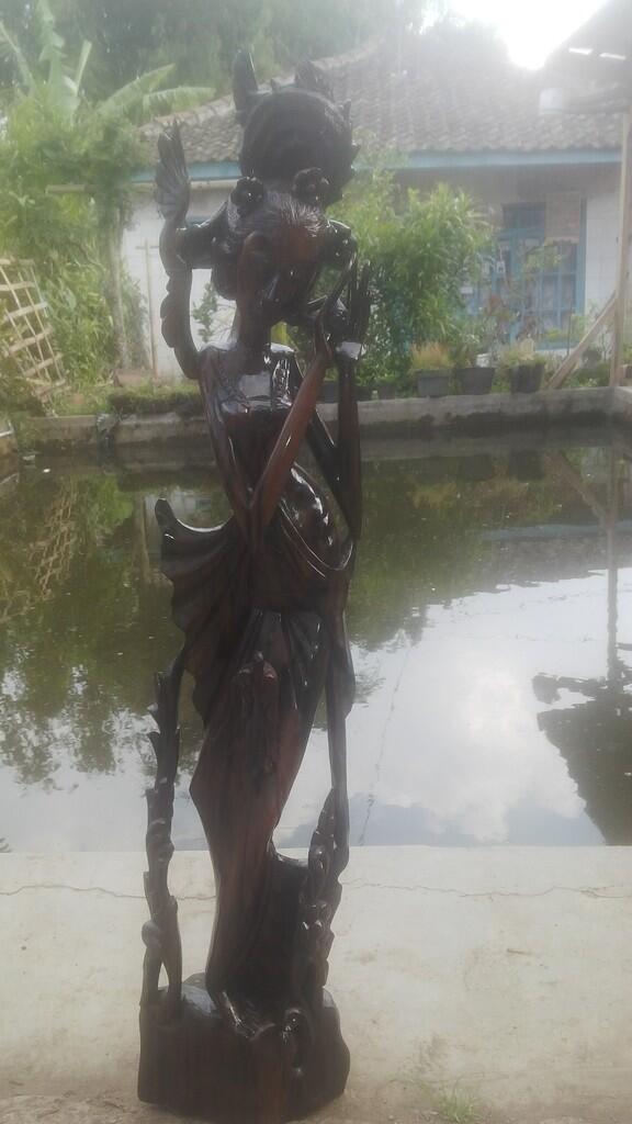 Patung ukiran kayu jati