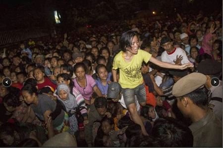 Ratusan Warga Beringas Dobrak Pagar Kejagung Main Sambar Kantong-kantong Daging