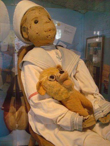 Boneka paling misterius di dunia .