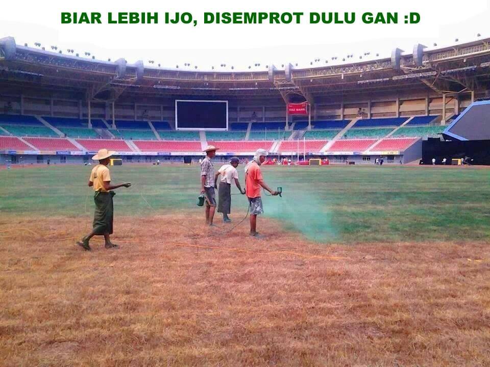 CARA HIJAUKAN RUMPUT LAPANGAN SEPAKBOLA PALING AMPUH. PEMERINTAH KITA HARUS COBA