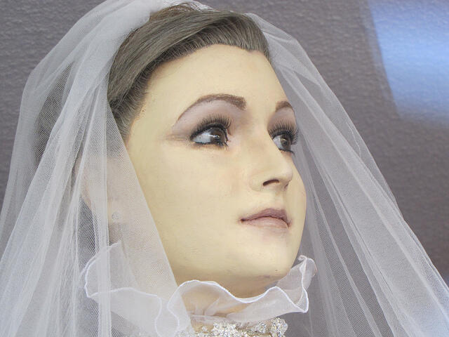 PATUNG UNTUK MEMAMERKAN GAUN PENGANTIN INI TERNYATA MEYIMPAN SEBUAH MISTERI!