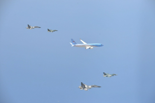 Aksi F-16 &amp; Sukhoi TNI AU Kawal Pesawat Jokowi !!!!