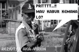 Kenapa harus ada tukang parkir liar ? Kerjaan mereka ngapain coba ?