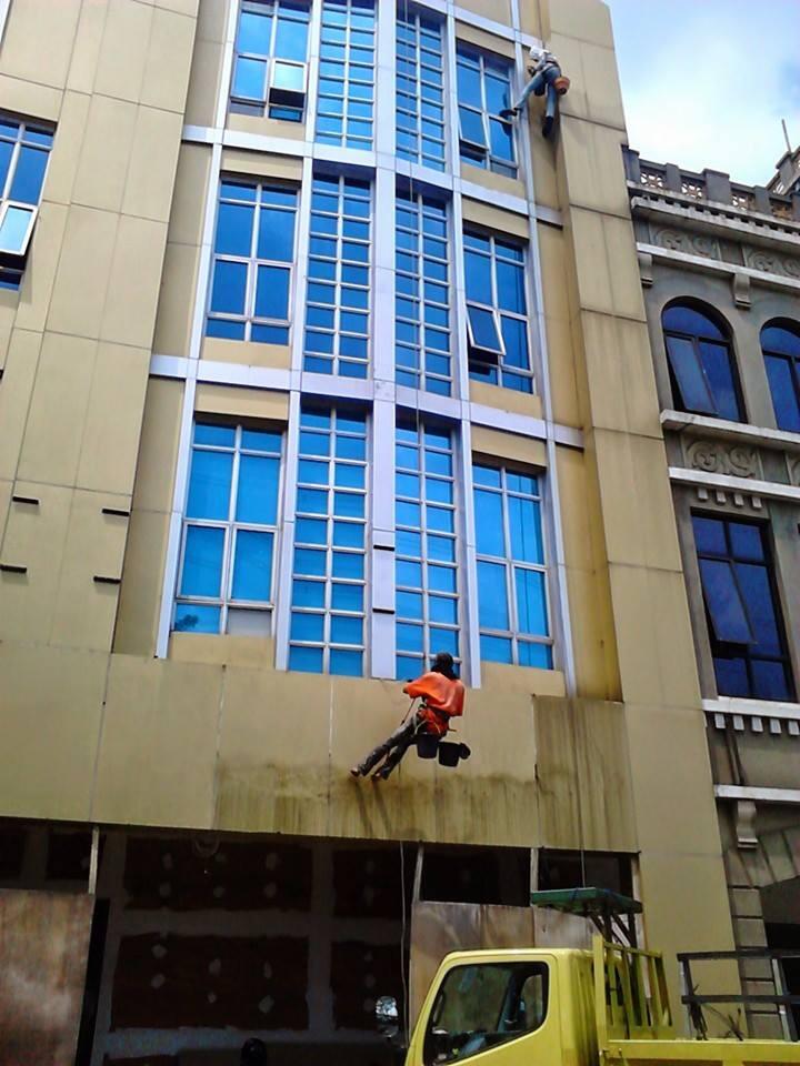 Jasa Climbing Dan Pembersihan Exterior gedung bertingkat Surabaya 