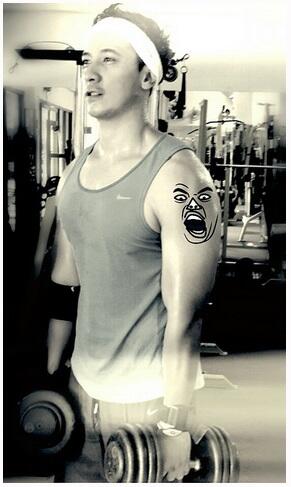 Petugas Ganteng KRL Bikin Netizen Ingin Naik Commuter Line