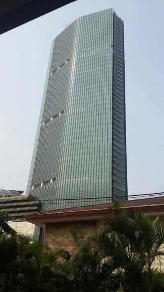 &#91;Gara kelamaan jomblo?&#93; Ada Orang Bunuh Diri Lompat dari Menara BCA 