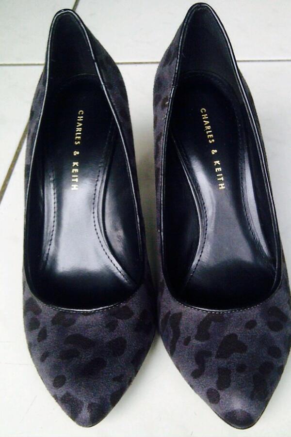 Sepatu charles & keith wedges size 38 dibeliin tp ga pnh di pakai..