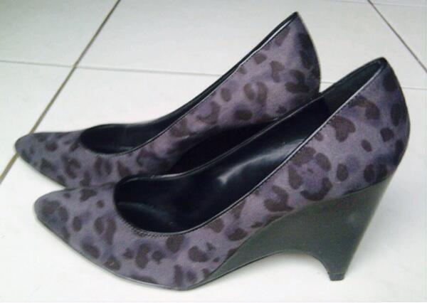 Sepatu charles & keith wedges size 38 dibeliin tp ga pnh di pakai..
