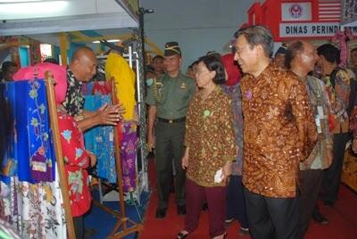 Wapres Boediono Ajak Gunakan Batik Yang Pro Lingkungan