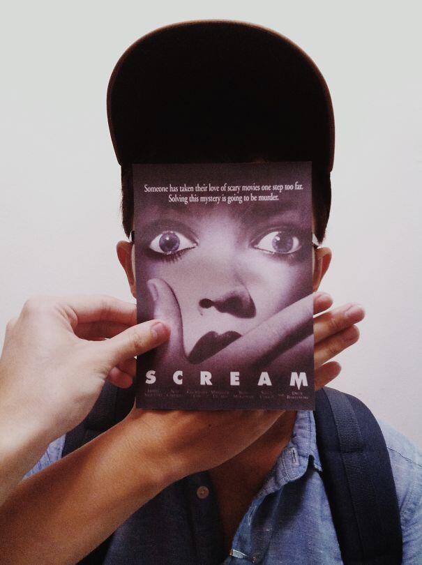 Anak Muda ini menggabungkan poster film dengan orang beneran