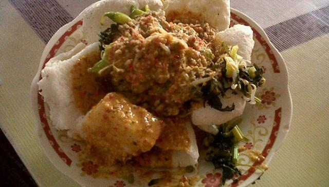 &#91;HEALTHY FOOD&#93; Nikmatnya Gendar Pecel, Penyuka Pecel Wajib Masuk.!!!