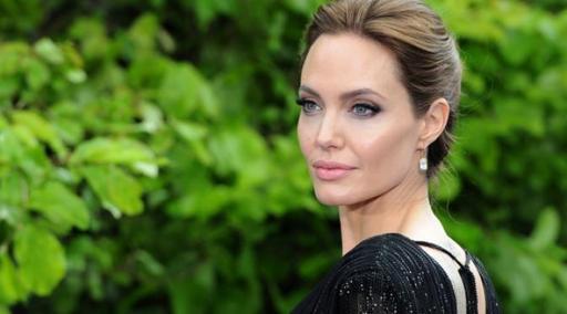 Cerita Angelina Jolie Bertemu Ratu Elizabeth II