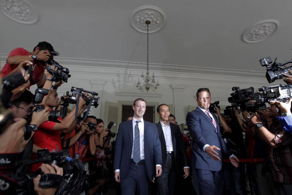 FOTO: Gaya Jokowi dan Bos Facebook Blusukan ke Tanah Abang