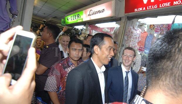 FOTO: Gaya Jokowi dan Bos Facebook Blusukan ke Tanah Abang