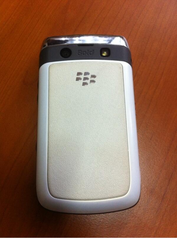 Di jual blackberry onyx2 9780 putih