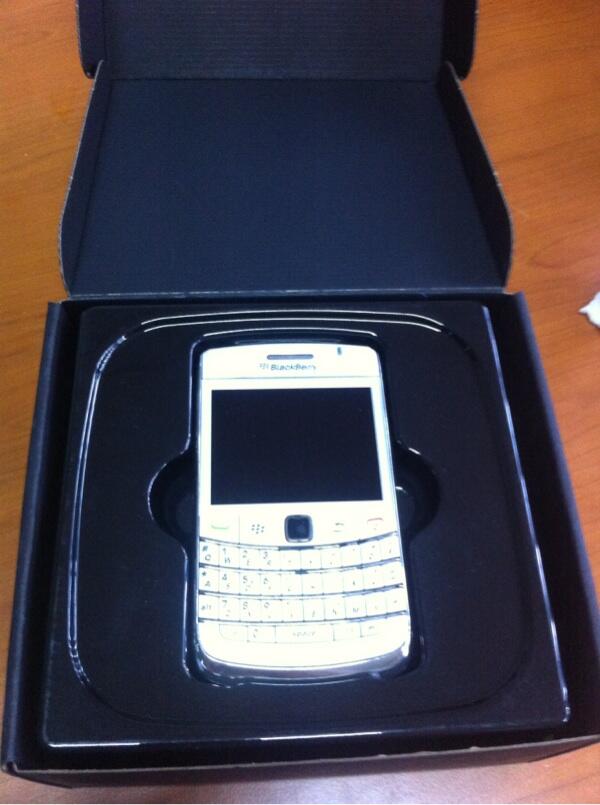 Di jual blackberry onyx2 9780 putih