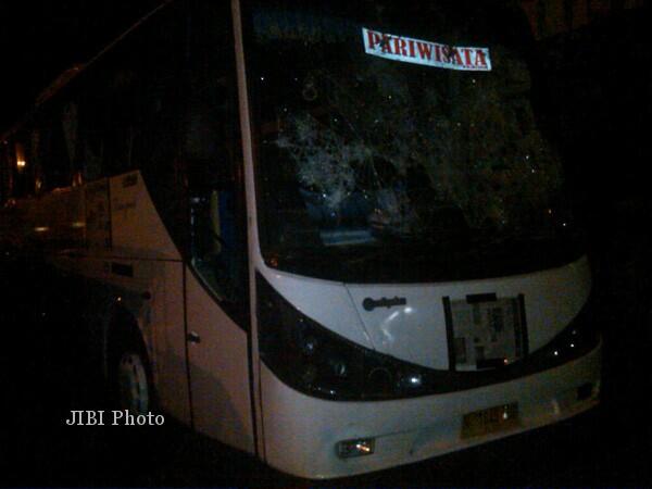 Massa (slemania) Serang dan Rusak Bus (isinya LANUS) di Depan Bandara Adisudjipto