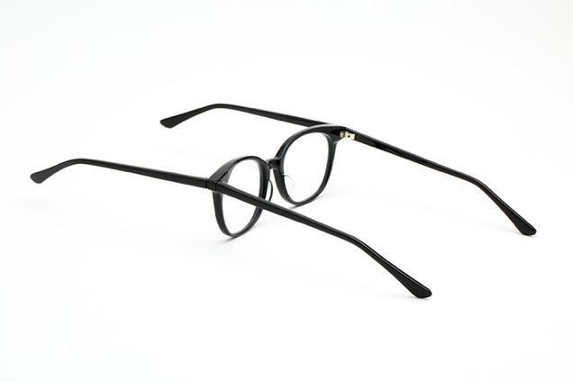 Kacamata yang sangat aneh