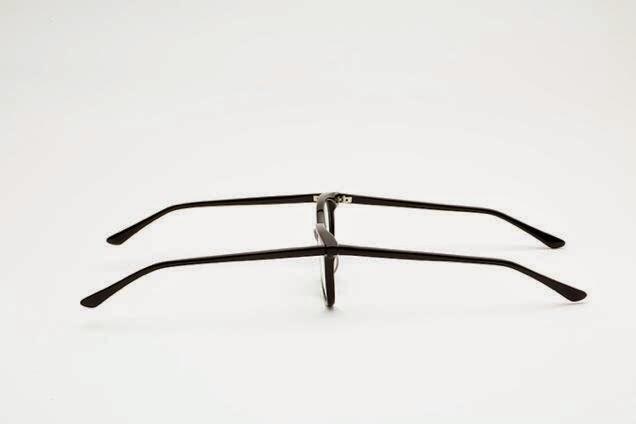 Kacamata yang sangat aneh