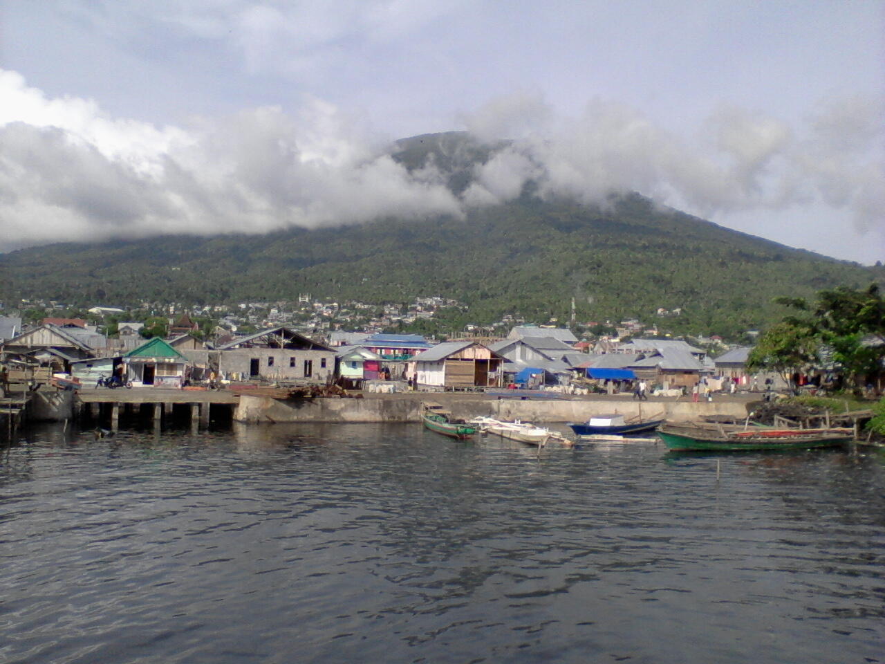 Bagaimana rasanya hidup di pulau diameter 13 km dengan gunung api aktif di tengahnya?