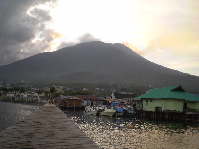 Bagaimana rasanya hidup di pulau diameter 13 km dengan gunung api aktif di tengahnya?