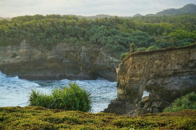 Pantai klayar, Cerita Seruling Samudra Hingga Tebing Karang Bolong.