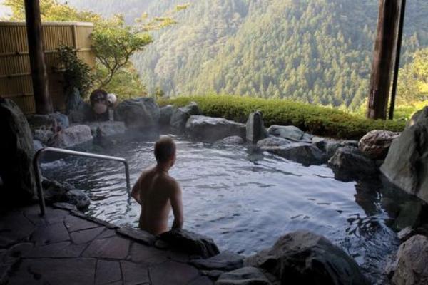 Mandi Bareng Tanpa Busana di Pemandian Umum Jepang