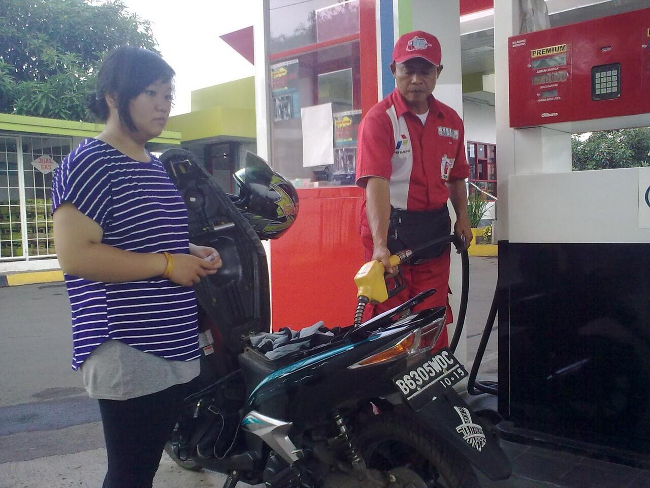 Tipe-tipe Biker yang Sedang Ngisi BBM