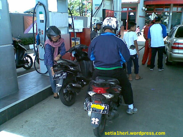 Tipe-tipe Biker yang Sedang Ngisi BBM