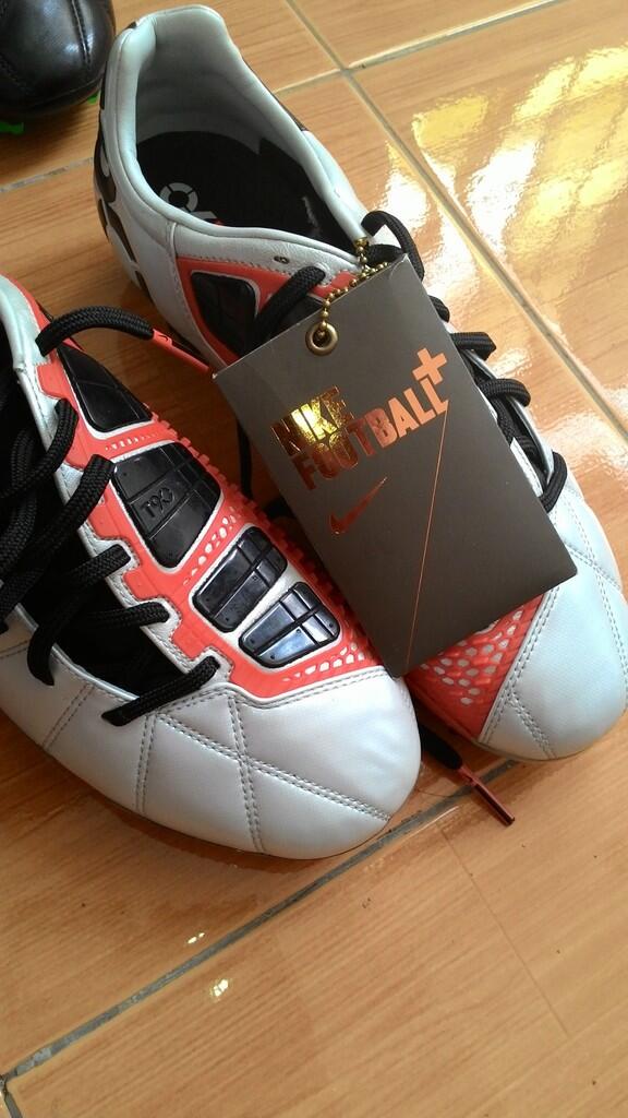 sepatu bola t90 iii laser topgrade