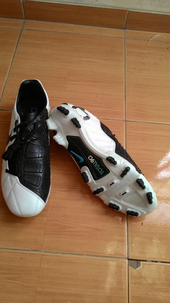 sepatu bola t90 iii laser topgrade