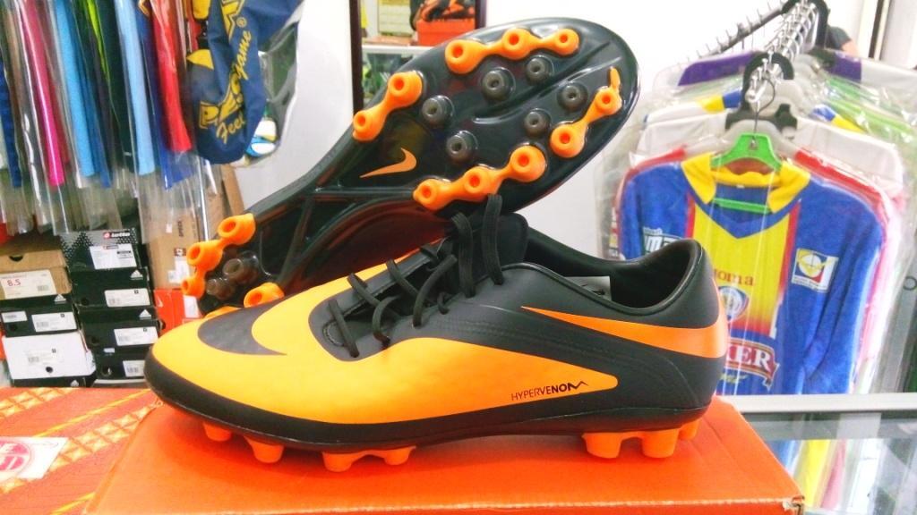 Terjual DIJUAL SEPATU FUTSAL DAN BOLA ORIGINAL LENGKAP