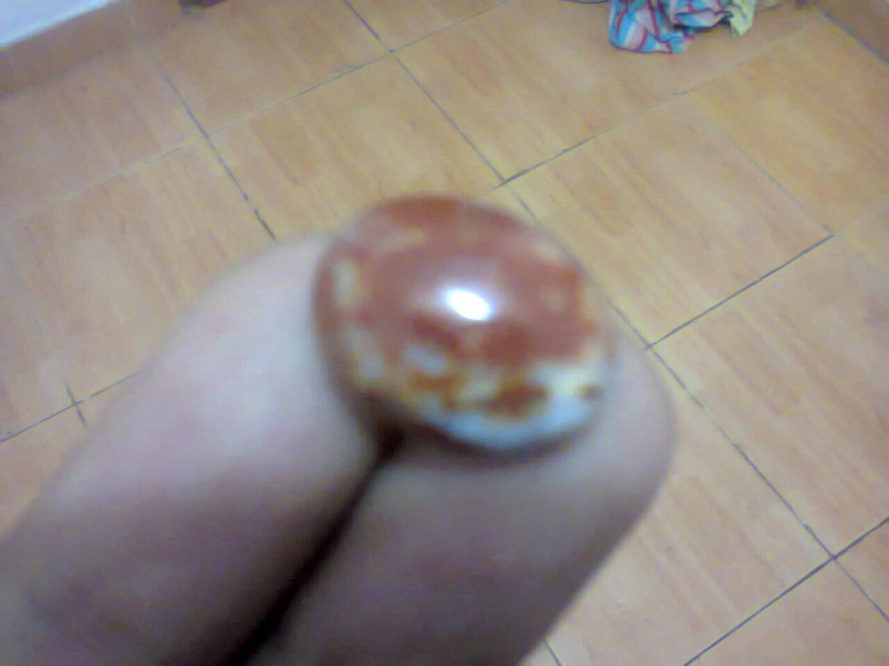 batu pancawarna coklat putih