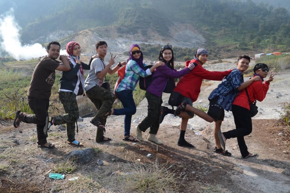 sayang sekali hidup agan kalo cuma kenal banjir,macet sama berita politik .butuh s :D