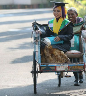 Cerita Mugiono, Tukang Becak yang Anaknya Kuliah di London... !!!!